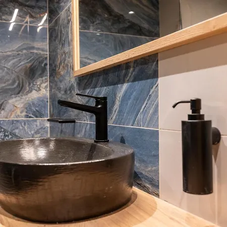 La Casa Center With Jacuzzi דירה