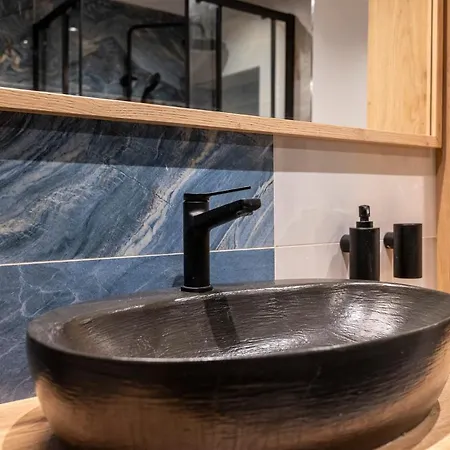 La Casa Center With Jacuzzi דירה