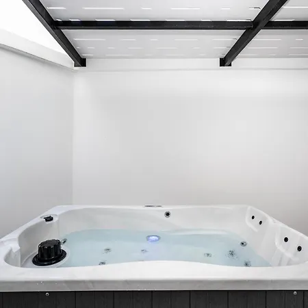 La Casa Center With Jacuzzi דירה *