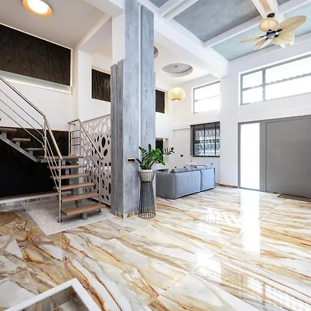 La Casa Center With Jacuzzi شقة *